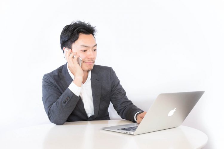 エックスモバイルのかけたい放題フルで長時間電話をする男性