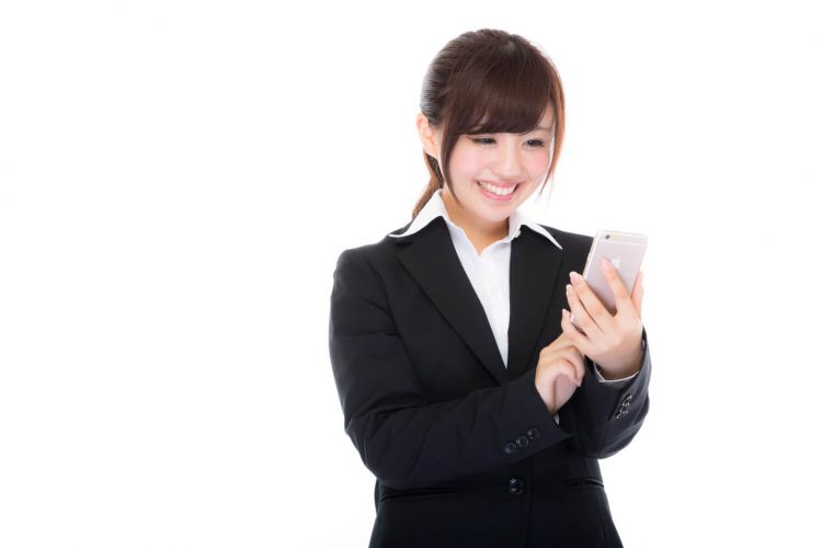 エックスモバイルのかけたい放題アプリで電話をかける女性