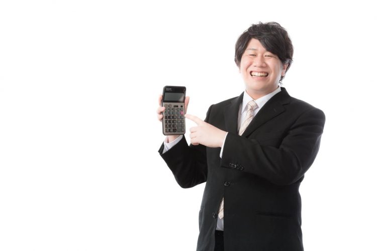 エックスモバイルのかけたい放題フルの月額料金を計算する男性