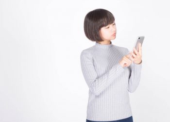 エックスモバイル（X-mobile）どうかを調べる女性