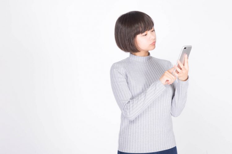 エックスモバイル（X-mobile）どうかを調べる女性
