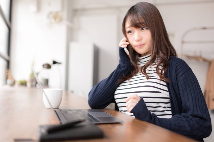 長時間通話を楽しむ女性