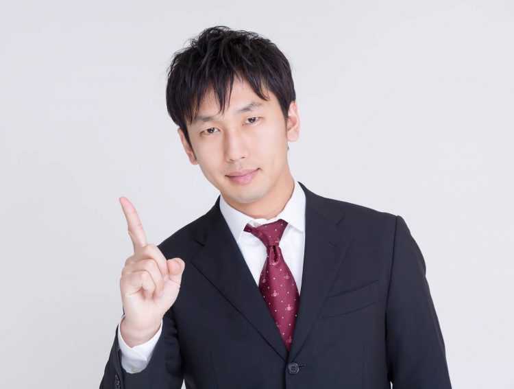 エックスモバイル（X-mobile）は格安スマホ会社NO.1店舗数と説明する男性