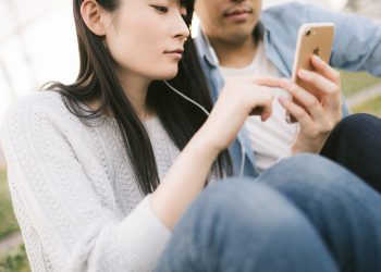 動画を見るカップル