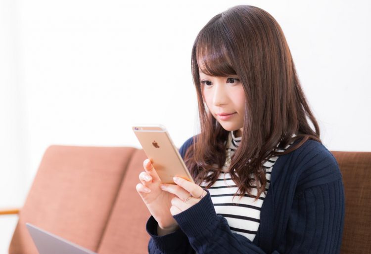 スマホで動画を楽しむ女性
