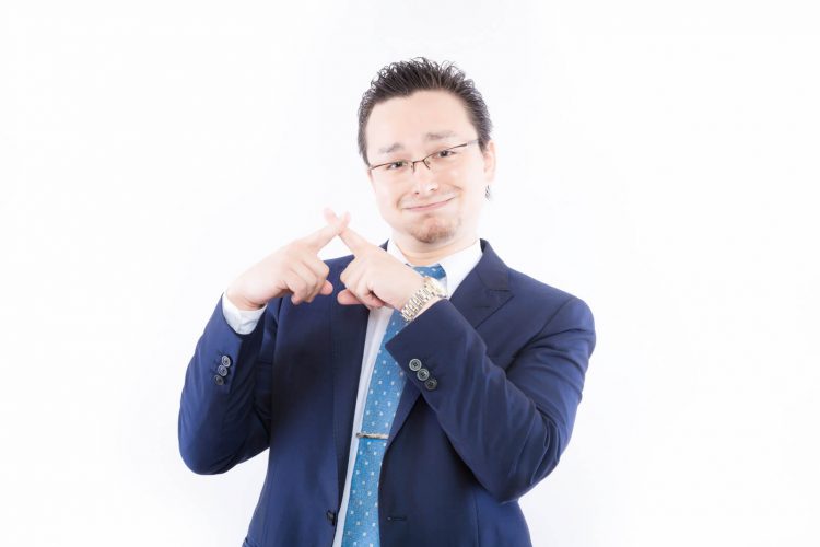 デメリットを説明する男性