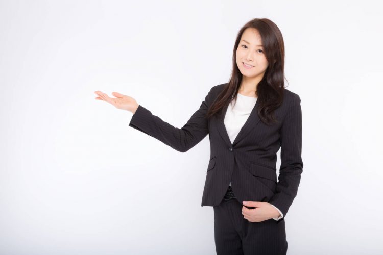 使い方を説明する女性