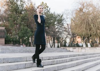 エックスモバイルのスマートフォンを使う女性