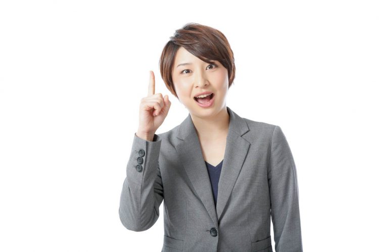 注意点を説明する女性