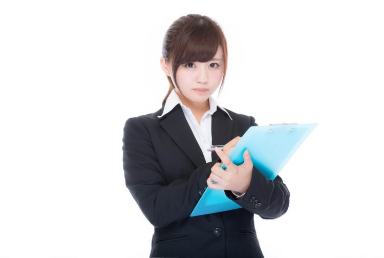 音声定額プラン「かけたい放題」の品質をチェックする女性