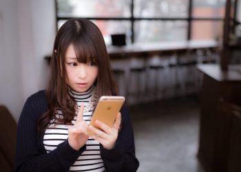 通信速度が速くて驚く女性