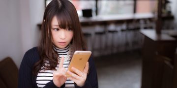 通信速度が速くて驚く女性