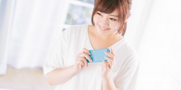 格安スマホに注目する女性