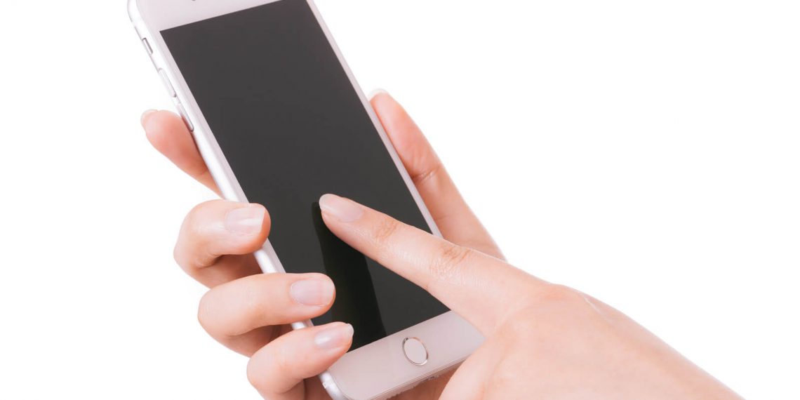 iPhoneの画面を示す手