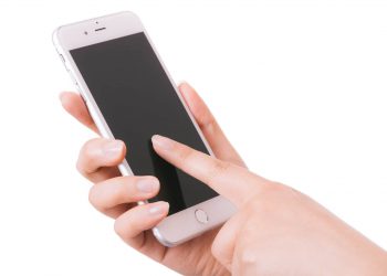 iPhoneの画面を示す手