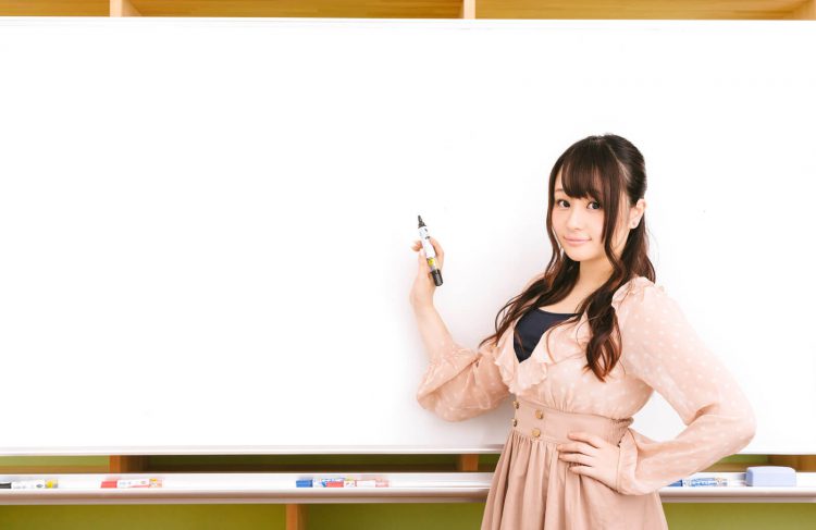 格安スマホ「エックスモバイル」代理店の開業パターンを説明する女性