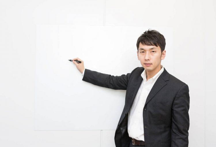 格安スマホ「エックスモバイル」代理店ビジネスの説明をする男性