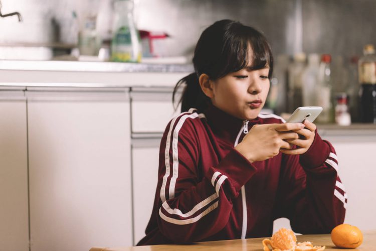 スマホを見る女性