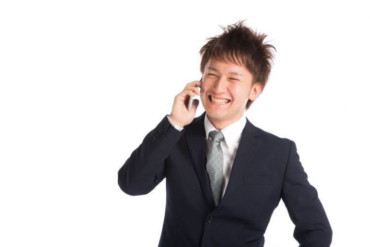 スマホで通話する男性