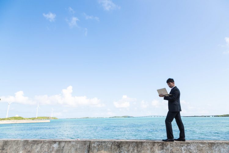 PCでテザリングする男性