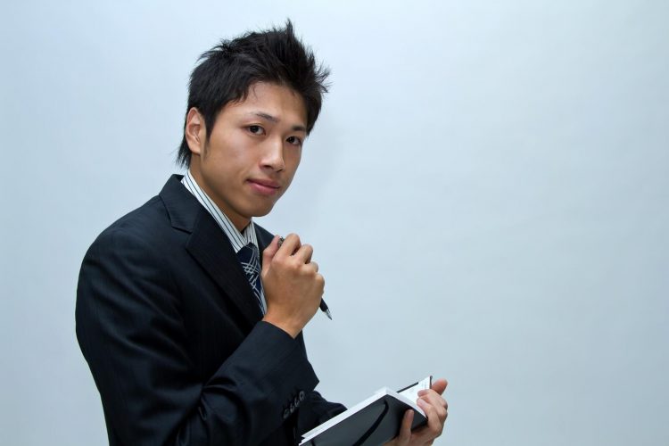 メモを取る男性