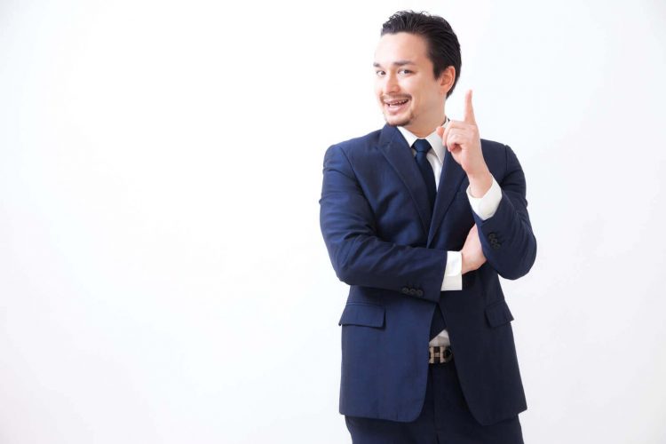 １を指す男性