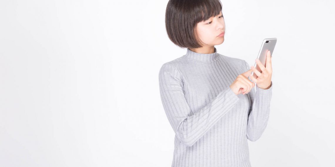 スマホを触る女性