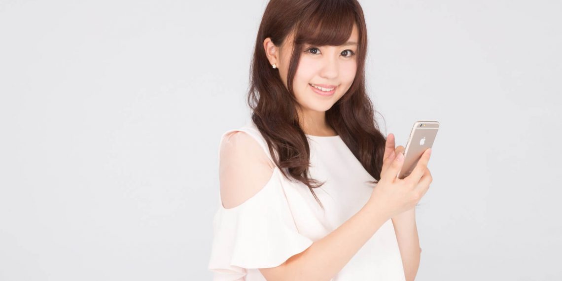 スマホを持つ女性
