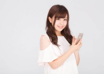 スマホを持つ女性
