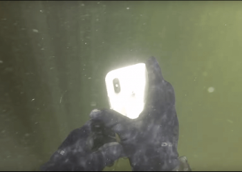 水中で見つかったiphoneX