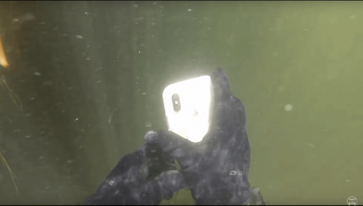 水中で見つかったiphoneX