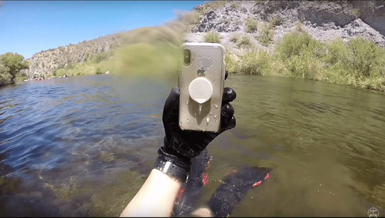 驚きの耐水性能！川底に2週間水没していたiPhone Xが動作