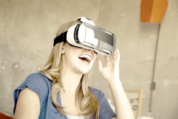 VRで現代アートを体験　距離を気にせず展覧会を鑑賞可能に