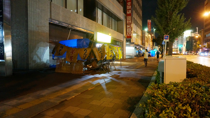 夏の夜風に吹かれながら、屋台を見るのも楽しい