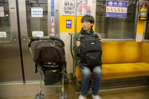 ここぞとばかりに優先席に座ります(車内はガラガラ)