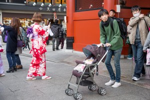 左右をよく見て、人の邪魔にならないか確認