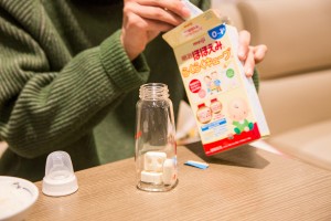 このブロックを哺乳瓶に入れて…