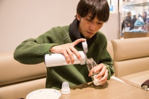 お湯を注ぎます