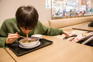 私もご飯を食べます