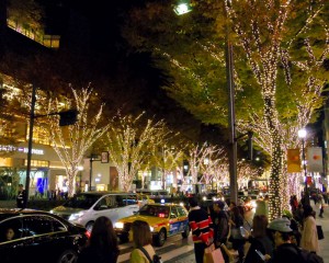 写真は行く時に見えて綺麗だった表参道のイルミネーションです