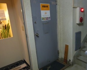 たどり着いたのは雑居ビルの5F。この先に原宿の母が