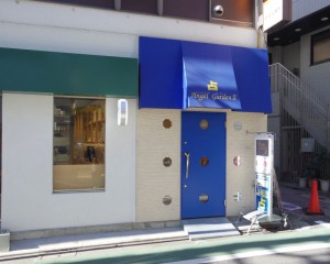 青が特徴的な外観