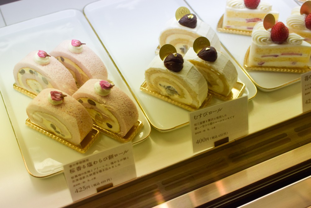 「むすびロール(432円 税込)」など、縁結びにちなんだスイーツも