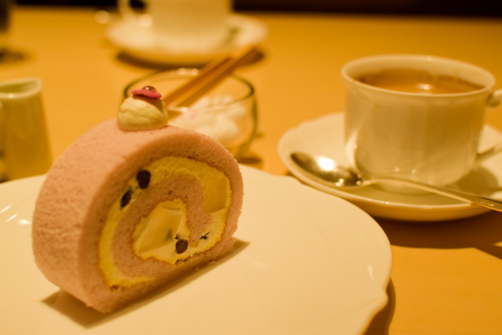 注文した「桜香る塩わらび餅ロール(459円 税込)」