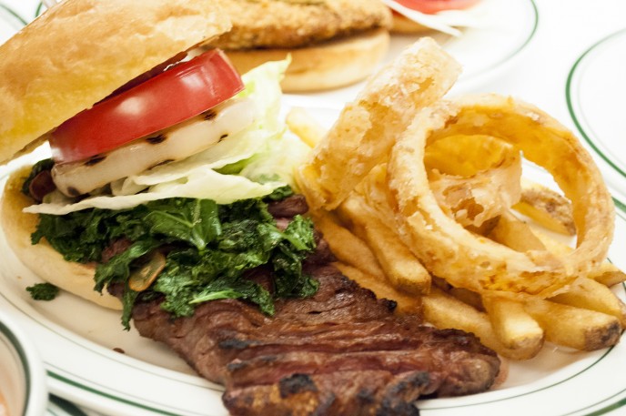 ハンバーガーという概念を超えています。(バンズにステーキが入りきらない)