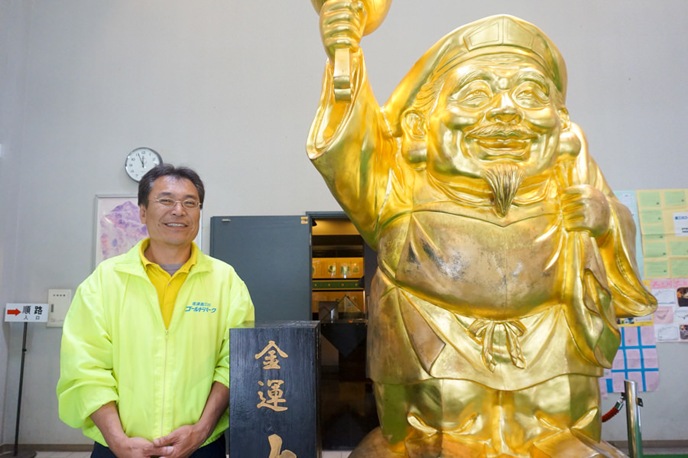 案内してくれた西野さんと、金箔の大黒様