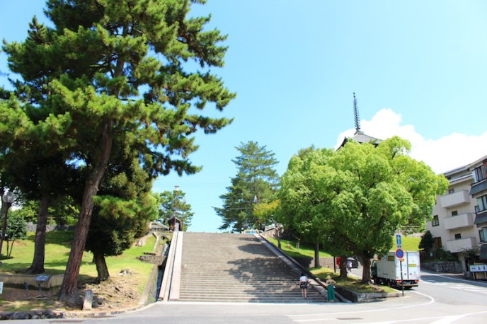 興福寺へ向かう52段の階段