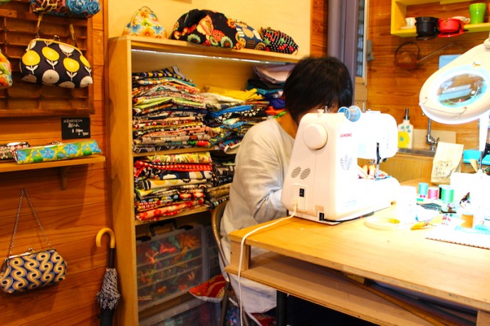 オーナーさんが店内で制作中