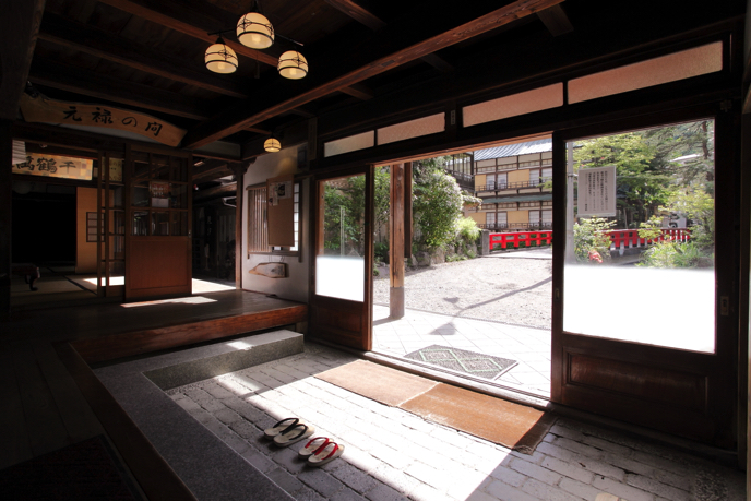 本館玄関内_resize