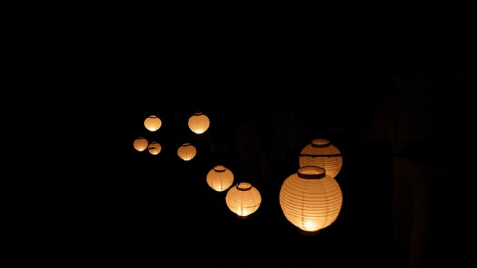暗闇の山を提灯で登る夜コースなど
